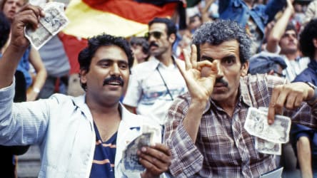 Verärgerte algerische Fans wedelte auf den Rängen mit Geldscheinen.