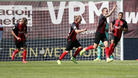 Wiesbadens Philipp Tietz jubelt über sein Last-Minute-Siegtor gegen Stuttgart
