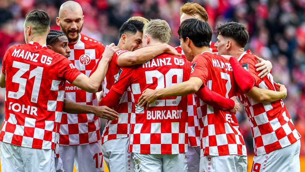 Die Mainzer Spieler bilden nach einem Treffer eine Jubeltraube