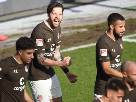Guido Burgstaller jubelt lautstark.