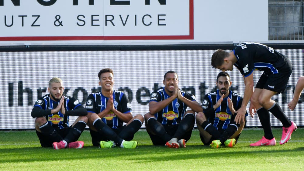 In der Ruhe liegt die Kraft: Mannheim jubelt über das 2:0 von Marcel Costly (2. v. l.).