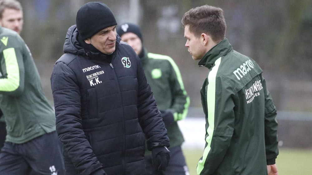 Kenan Kocak hat mit seinem Team Arminia Bielfeld vor der Brust.