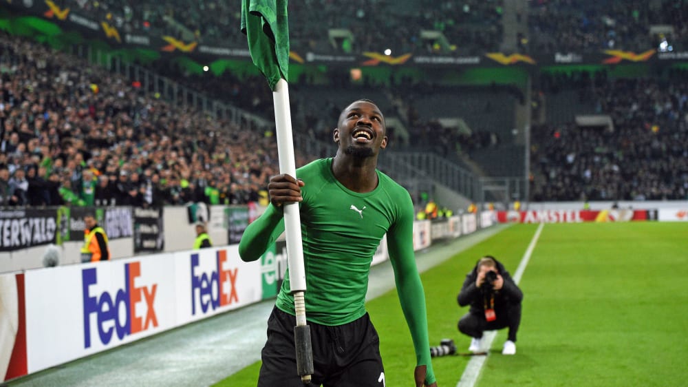 Trikot aus, Eckfahne in die Luft: Borussia-Torjäger Marcus Thuram feierte seinen Last-Minute-Treffer ausgiebig.