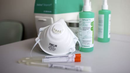 Corona-Tests und FPP2-Masken in ärztlicher Praxis