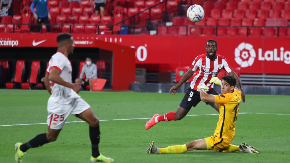 Das Tor des Tages: Bilbaos Inaki Williams schlenzt den Ball in den Winkel.