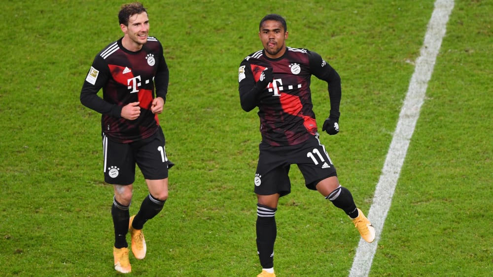 Glücklich mit dem Sieg nach Rückstand: Leon Goretzka (l.) und Torschütze Douglas Costa.