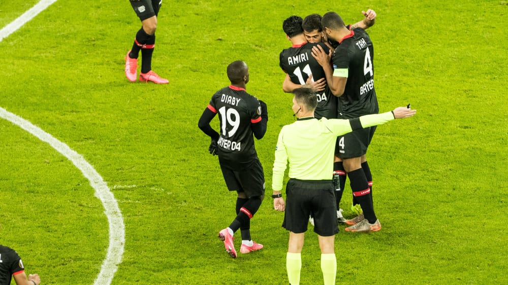 Eine Jubeltraube um Kerem Demirbay nach dessen Freistoßtor zum 3:1.