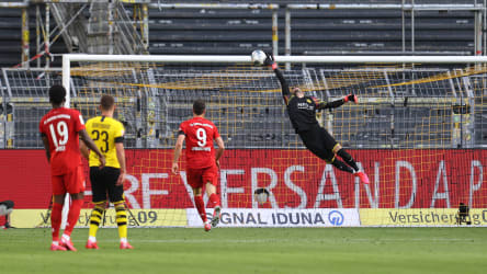 Der Ball senkt sich ins Tor: Kimmichs Heber entschied den Gipfel kurz vor der Pause.