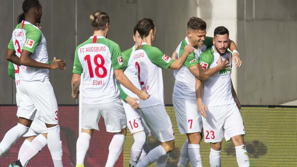 Ein Punkt gegen den FC Bayern: Der FC Augsburg um Torschütze Marco Richter (re.).