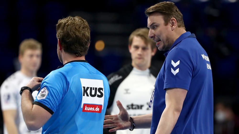 Sauer vor dem Spiel, sauer nach dem Spiel: Kiels Trainer Filip Jicha.