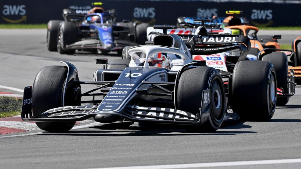 Pierre Gasly startet auch 2023 für Alpha Tauri kicker