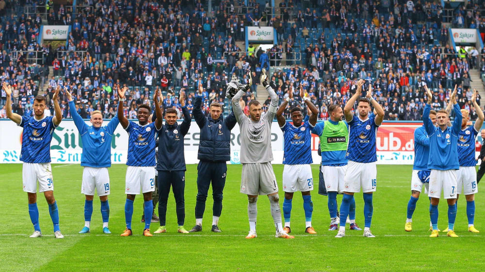Dank an die Fans: Vor der Länderspielpause hat Rostock seine Niederlagen-Serie beendet. 