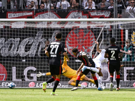 Blitzstart: Alassane Plea (2.v.re.) trifft zum 1:0.