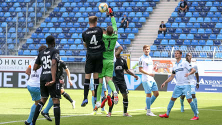 Jan Kirchhoff (Uerdingen) im Luftkampf mit Waldhof-Keeper Timo Königsmann