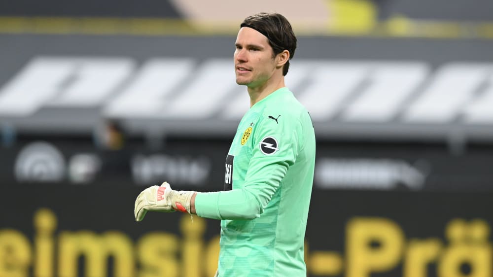 Dortmunds Keeper Marwin Hitz bewahrte sein Team mit einer starken Parade gegen Max Kruse vor dem Ausgleich.