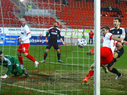Zwickaus Ronny König (r.) drückt den Ball aus kurzer Distanz über die Verler Torlinie