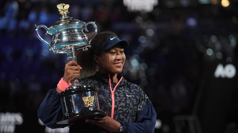 Stolz: Naomi Osaka streckt ihre Trophäe in den Nachthimmel.