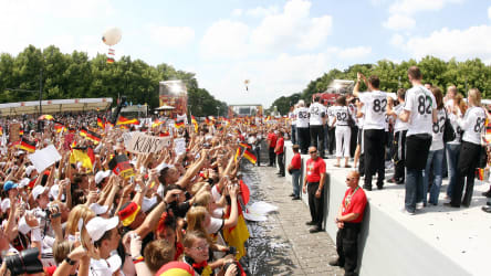 Die deutsche Nationalelf bedankt sich bei ihren Fans nach dem WM-Turnier 2006 auf der Berliner Fanmeile.