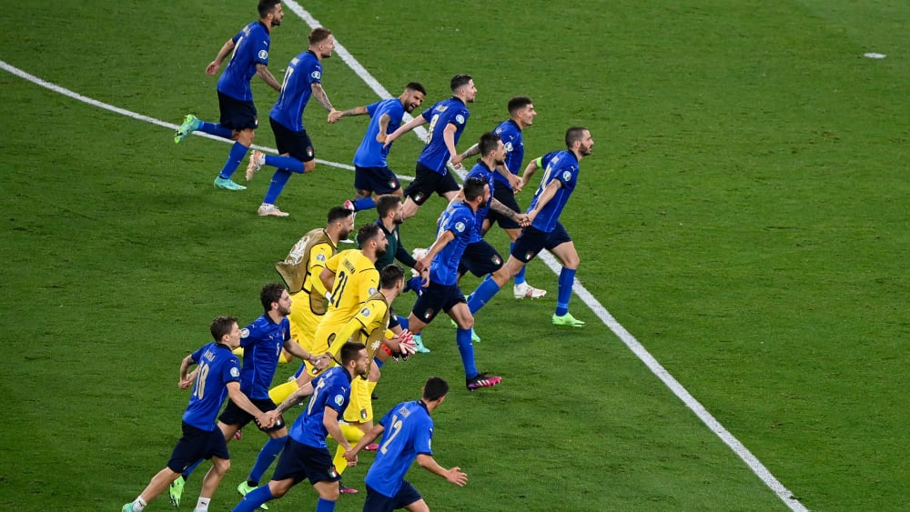 Beste Laune: Die Azzurri genießen den Augenblick und feiern ausgiebig mit den eigenen Fans im Stadio Olimpico.