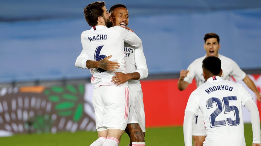 Eder Militao (Mi.) brachte Real Madrid nach einer Ecke per Kopf in Führung.