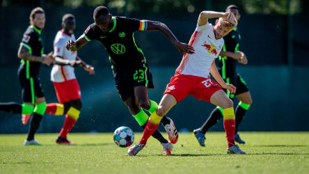 Duell um den Ball: Josuha Guilavogui im Zweikampf mit Konrad Lainer (r.).