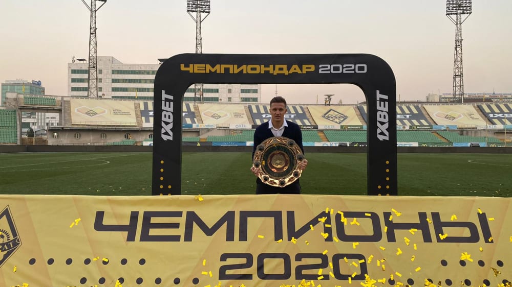 Stolzer Trainer: Aliaksei Shpilevski mit der kasachischen Siegertrophäe.