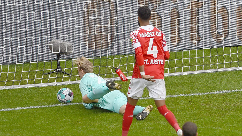 Ball im Tor: FSV-Keeper Robin Zentner konnte die Bayer-Führung nicht verhindern.