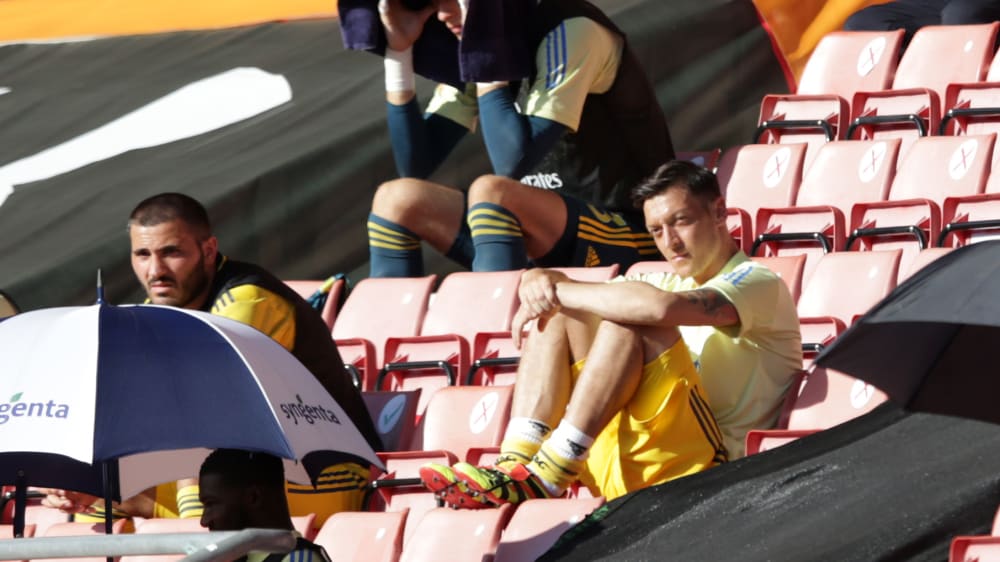 Darf fortan nur noch in der U 23 der Gunners spielen: Mesut Özil (re.).