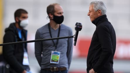 Ein Fußballspiel dauert nicht 45, sondern 90 Minuten: BVB-Coach Lucien Favre (r.).