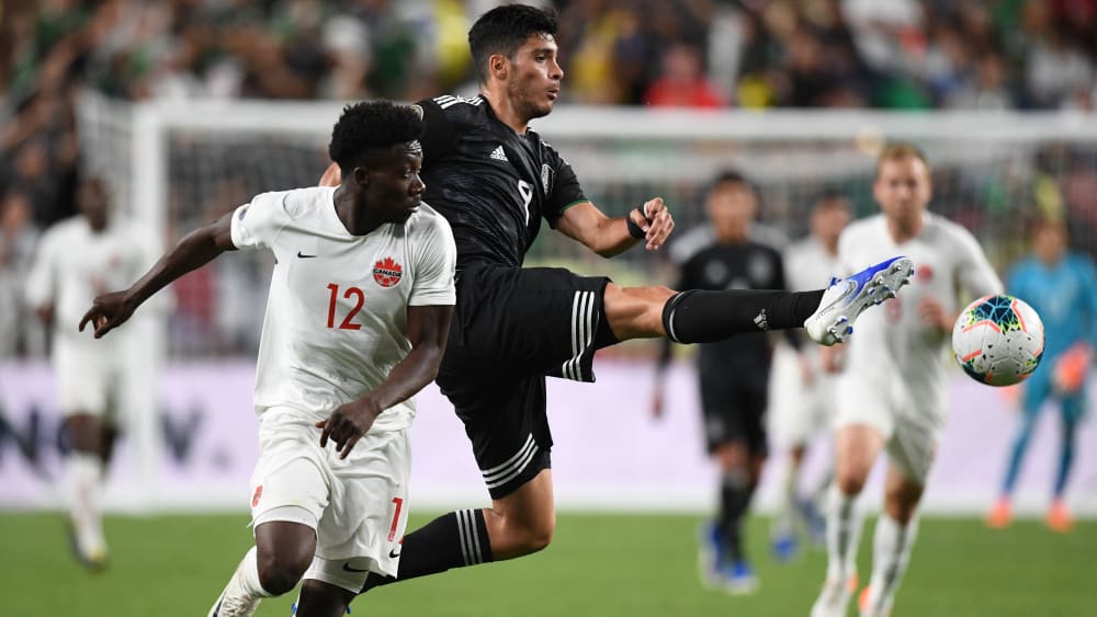 Alphonso Davies gegen Raul Jimenez