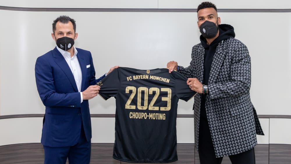 Zufrieden nach der Vertragsunterschrift: Hasan Salihamidzic und Eric Maxim Choupo-Moting.