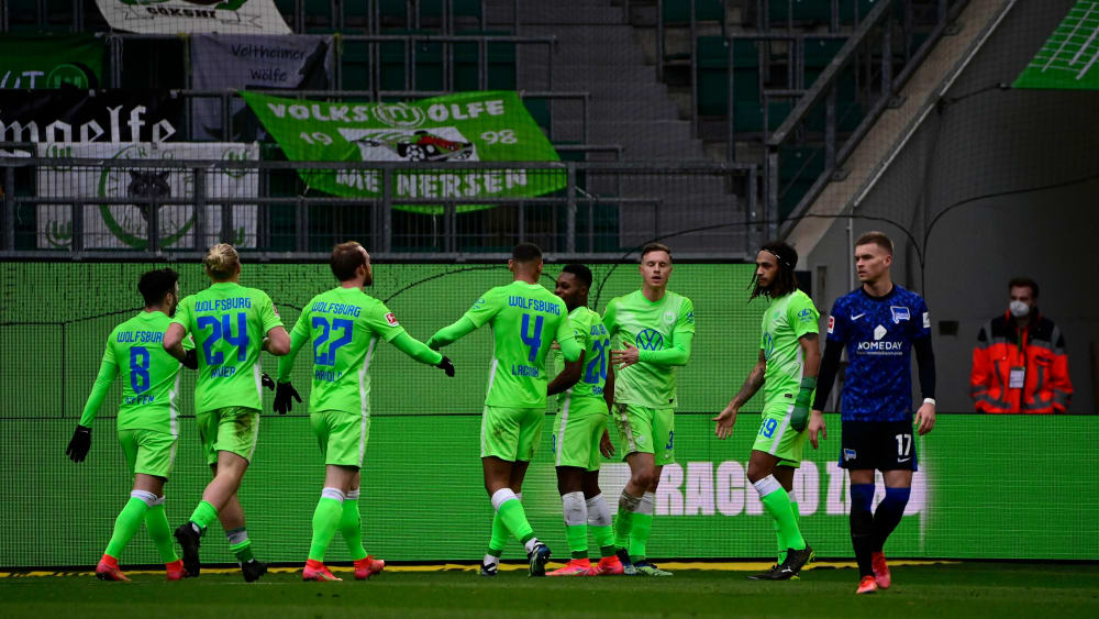 Torjubel ohne Torschütze: Der VfL Wolfsburg nach dem 1:0 durch Herthas Lukas Klünter.