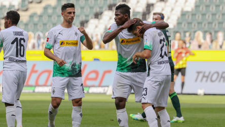 Breel Embolo (Mitte) und Lars Stindl feiern Torschütze Jonas Hofmann (r.)