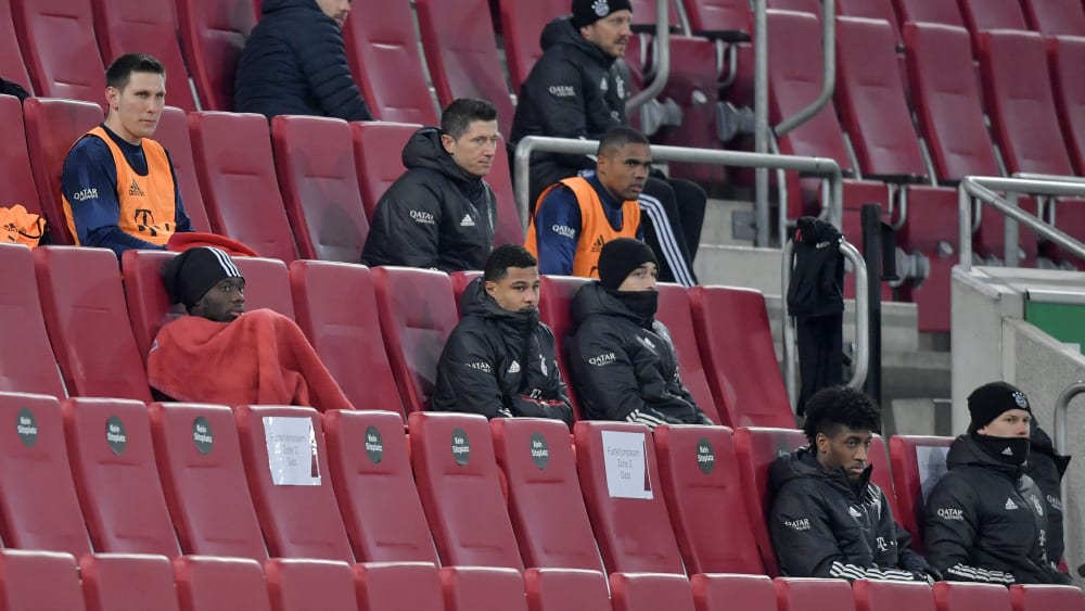 Sah die letzten Minuten in Augsburg (1:0) nur von der Bank aus: Bayern-Star Robert Lewandowski.