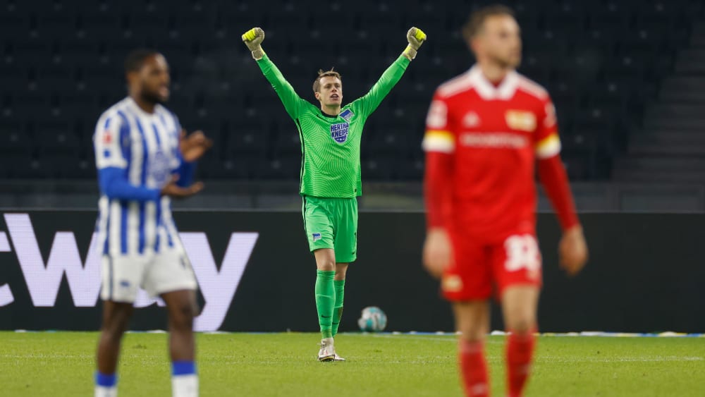 Triumphgeste: Schwolow (Mitte) und Co. gewannen das Derby auch für die Fans.