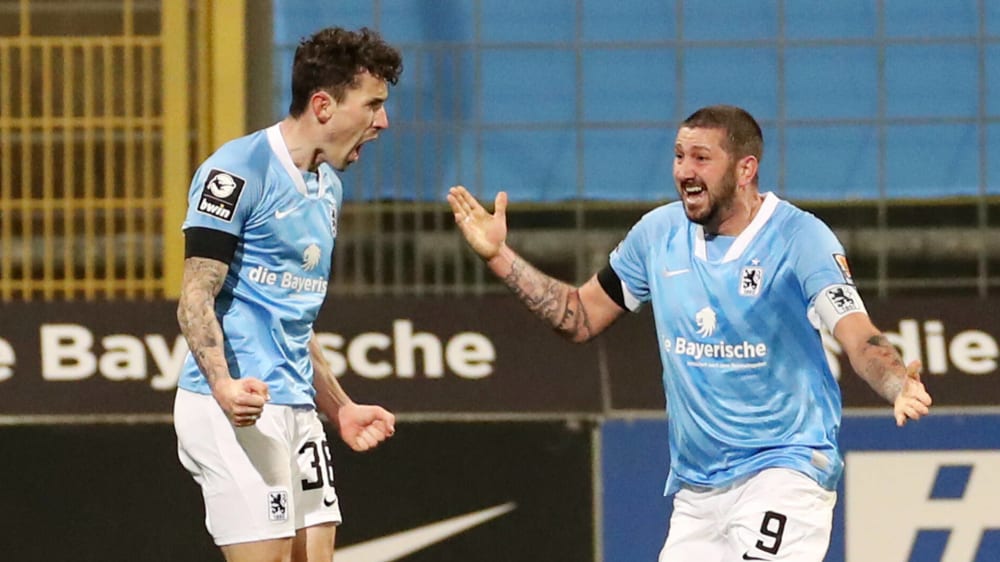 Trifft spät zum 1:0 und beschert seinen Farben drei Punkte: 1860-Profi Phillip Steinhart (links, hier mit Sascha Mölders).