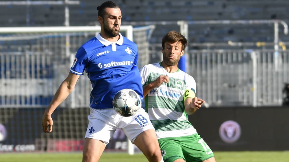 Voller Einsatz: Darmstadts Serdar Dursun (l.) im Zweikampf mit Fürths Marco Caligiuri.