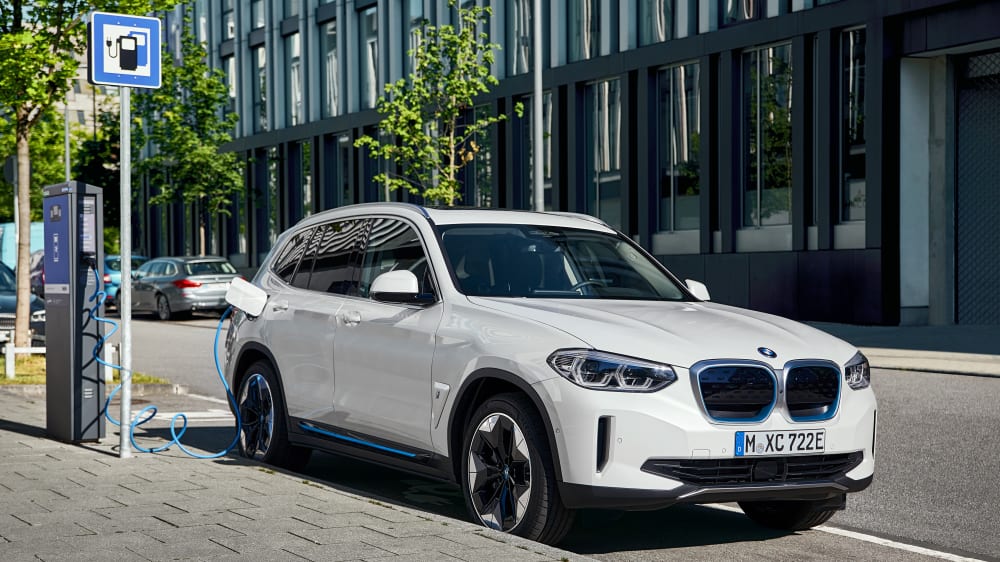 Elektro SUV von BMW Der iX3 fahrt vor kicker