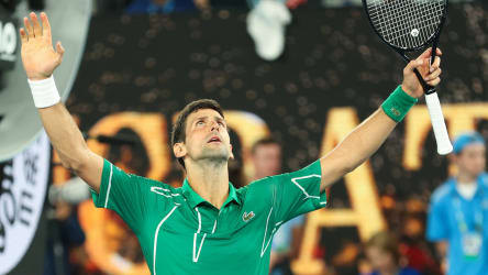 Novak Djokovic blickt gen Himmel