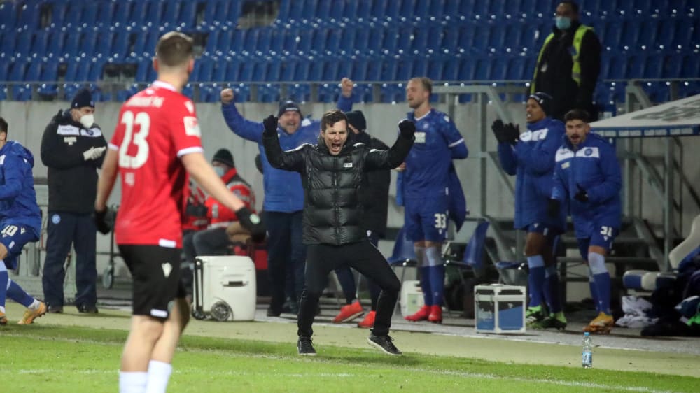 Hat derzeit reichlich Grund zum Jubeln: KSC-Coach Christian Eichner.