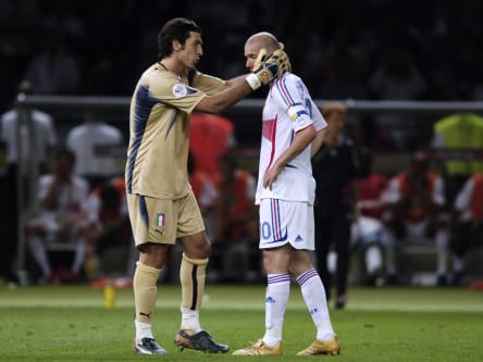 Gianluigi Buffon tröstet Zinedine Zidane.