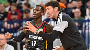 Basketball, Turkish Airlines Supercup 2026, Türkei - Kroatien, Barclays Arena (Hamburg), 22.08.2026, Finale Alex Mumbru (DEUTSCHLAND, Cheftrainer Bundestrainer) gibt Dennis Schröder ( 17, DEUTSCHLAND, Teamkapitän, Point Guard, Cleveland Cavaliers) Anweisungen fürs Spiel Hamburg Deutschland *** Basketball, Turkish Airlines Super Cup 2026, Turkey vs. Croatia, Barclays Arena Hamburg, August 22, 2026, Final: Alex Mumbru (GERMANY), head coach of the German national team, gives Dennis Schröder (GERMANY), team captain and point guard for the Cleveland Cavaliers, instructions for the game in Hamburg, Germany