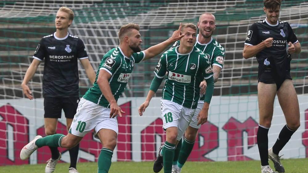 Er erzielte Lübecks Führung, die dem VfB am Ende aber nicht reichen sollte: Yannick Deichmann (#10) lässt sich von den Mitspielern feiern.