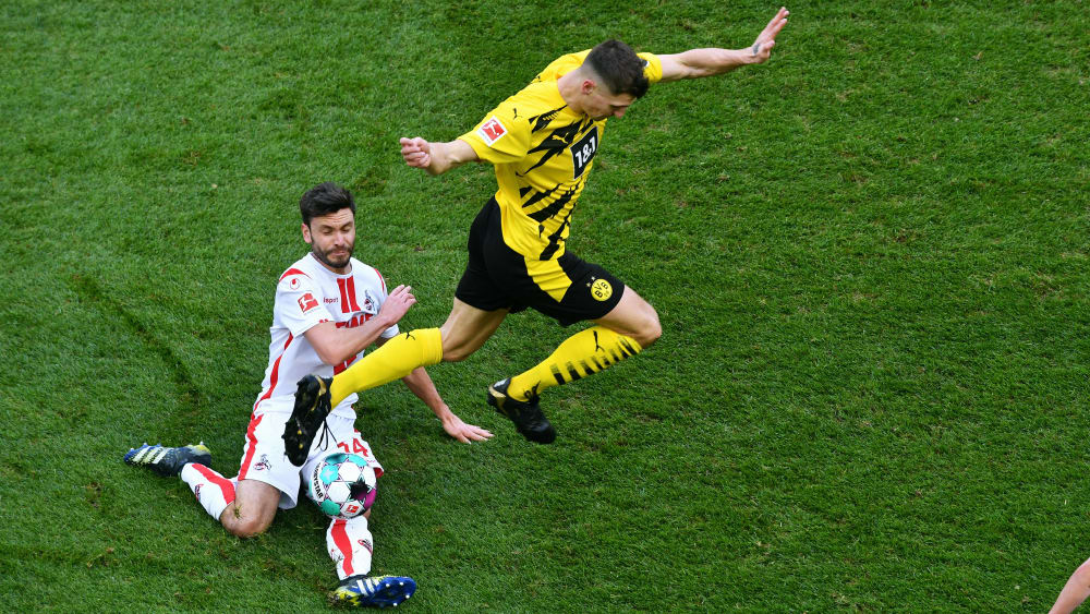 Abstiegsangst gegen Champions-League-Hoffnung: Kölns Jonas Hector (li.) und Dortmunds Thomas Meunier (re.) beharken sich.