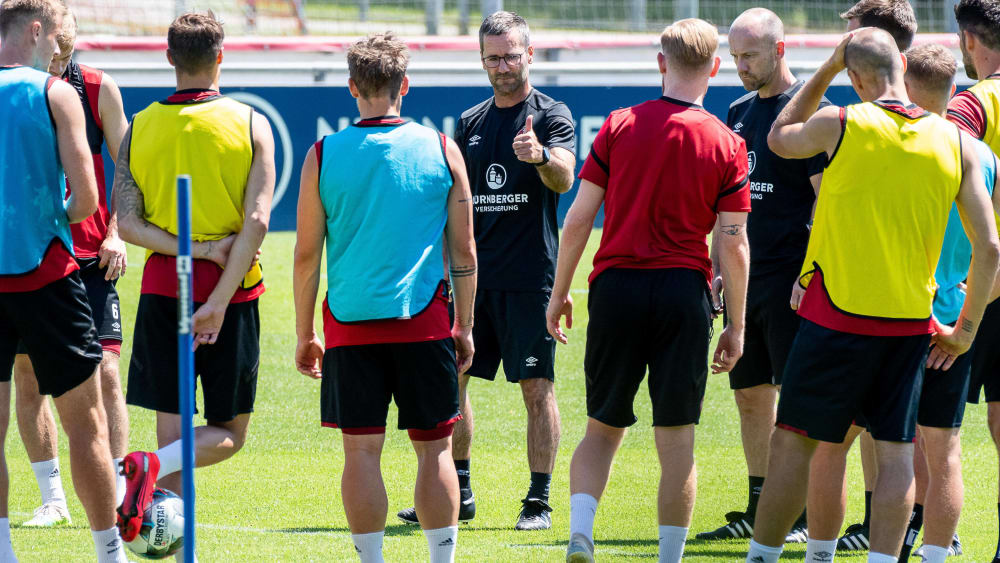 Michael Wiesinger bei der Ansprache an sein neues Team