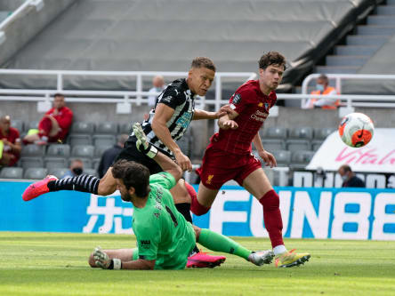 Dwight Gayle, Alisson, Neco Williams (v.li.)