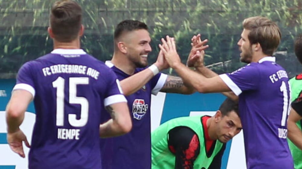 Aues Angreifer Pascal Testroet (Mitte) und Philipp Zulechner (rechts) besorgten mit ihren Treffern den zweiten Auswärtssieg der Saison.