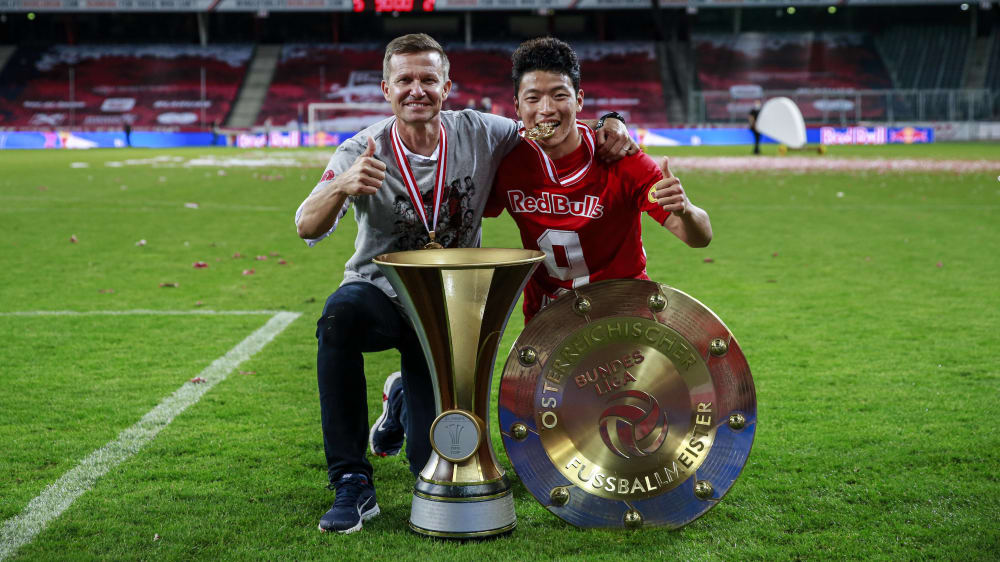 Hee-Chan Hwang mit Trainer Jesse Marsch