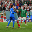 Edson Alvarez (re.) feiert Guillermo Ochoa für dessen Parade gegen Robert Lewandowski.