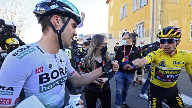 Sportlich fair: Der gestürzte Primoz Roglic (r.) gratuliert Paris-Nizza-Sieger Maximilian Schachmann.
